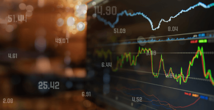 Tela exibindo gráficos de variação de preços de ativos financeiros com linhas coloridas e cotações numéricas, representando o mercado de renda fixa e renda variável