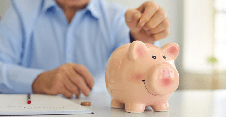 Homem guardando dinheiro em um cofre porquinho, simbolizando a importância de investir em previdência privada