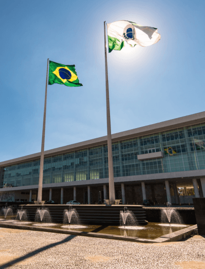 Bandeira do brasil em frente ao congresso, representando o tesouro direto