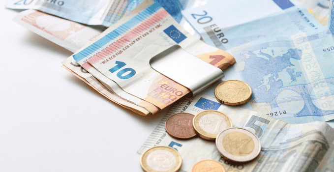 moedas de diferentes países, mostrando "câmbio o que é"