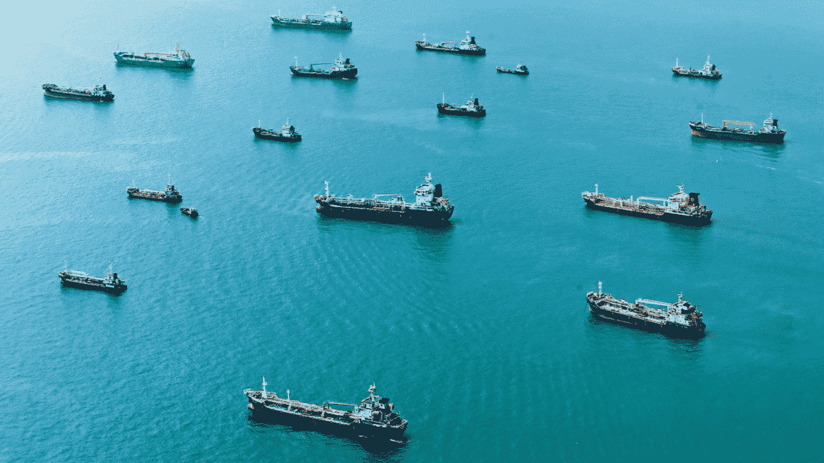 Imagem de destaque — navio petroleiro, terminal petrolífero ou o Estreito de Hormuz visto de satélite